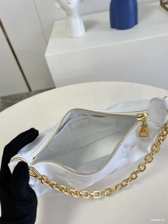 THE OVER VUITTON MOON LOUIS 0327